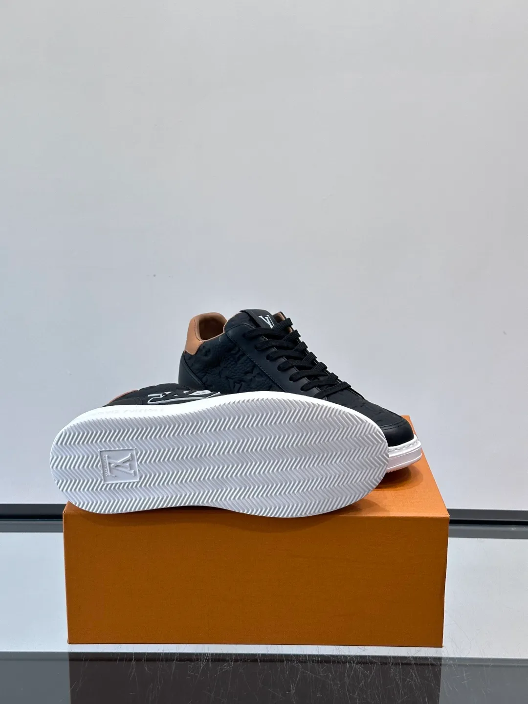Men's shoes 💰p400 "＊OUIS ＊UITTO＊" Men's sports shoes, grained cow leather are low-key and recognizable. The rubber sole is thick and lightweight, the padded insole + technical lining make it super comfortable to wear! The main color with brown details is versatile and fashionable, and can be worn for daily leisure or business ~ LV embossing on the side of the shoe + brand logo on the sole, perfect details! size: 38-44 (45 customized)